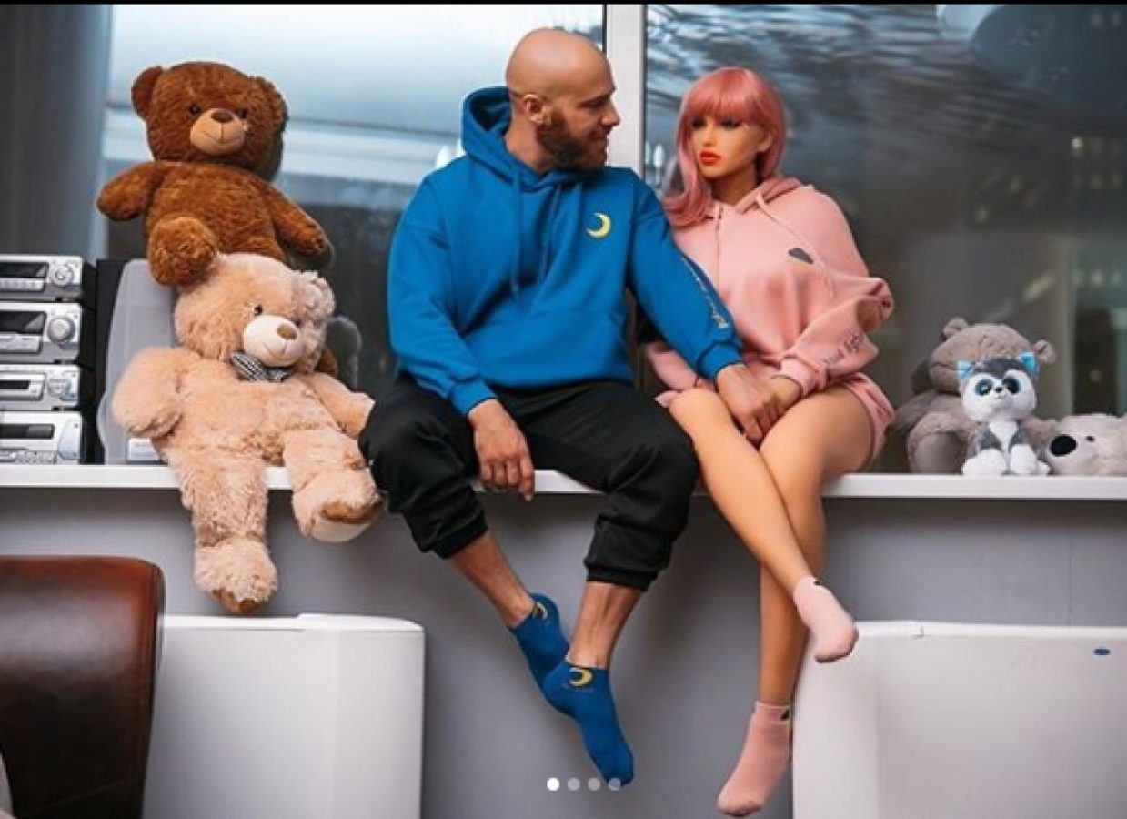 Кукла с протезом, кальвадос Ремарка и страхование дворца: чем радовала и шокировала реклама соцсетей в январе 2021-го