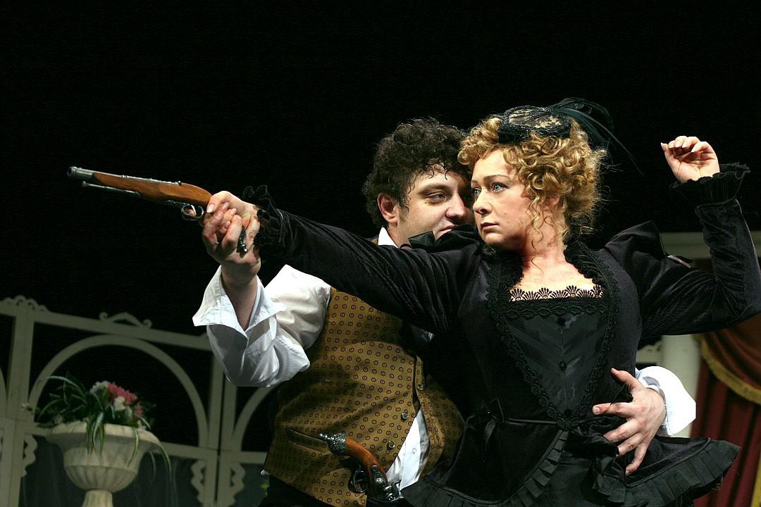 Как московские артисты Аронова, Полицеймако и Шакуров в Сургуте зарплату выбивали